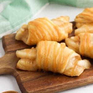 Apple Pie Crescent Rolls (Easy 3 Ingredient Recipe!) Crescent Roll Recipes Apple, Orange Crescent Rolls, Apple Crescent Roll Recipes, Apple Turnovers With Crescent Rolls, Apple Crescent Roll Dessert, Crescent Roll Desserts, Apple Pie Crescent Rolls, Crescent Rolls Recipes, Crescent Roll Pies