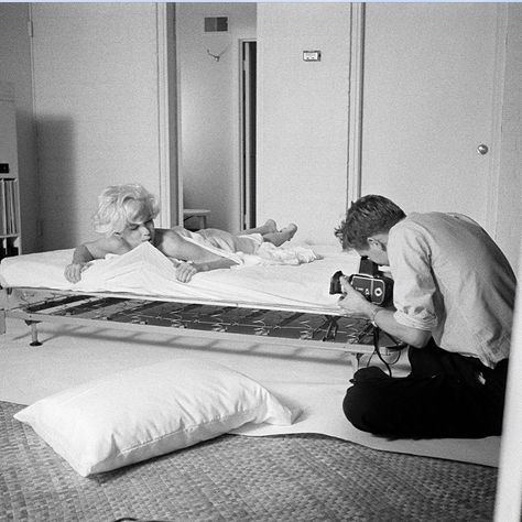 Douglas Kirkland photographing Marylin Monroe with Hasselblad 500c medium format film camera. Douglas Kirkland, Medium Format Film, Marilyn Monroe Quotes, Marilyn Monroe Fashion, Marilyn Monroe Art, Old Hollywood Stars, Marilyn Monroe Photos, Famous Photographers, Vintage Hollywood