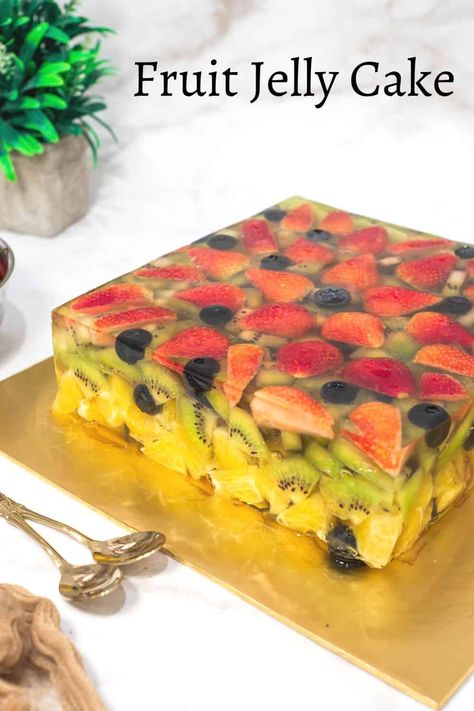 Fruit Jelly Cake, Chinese Chicken Salad Recipe, Wine Jelly, Fresh Fruit Cake, Jello Cake, Cut Strawberries, Fruits For Kids, Jelly Cake, Fruit Arrangements