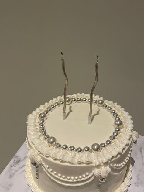 Old Money Birthday Cake, White Birthday Cake Aesthetic, Old Money Cake, White Cake Aesthetic, White And Silver Cake, Silver Birthday Cake, Gothic Birthday Cakes, Money Birthday Cake, White Birthday Cake