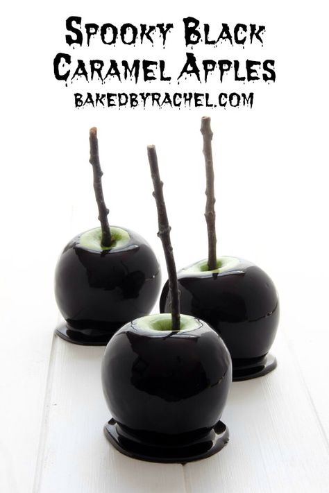 Halloween Finger, Snacks Diy, Halloween Finger Foods, Halloween Chic, Caramel Apples Recipe, Recetas Halloween, Postres Halloween, Halloween Party Snacks, Spooky Black