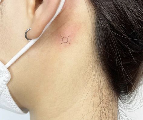 Little Sun Tattoo, Small Tattoos Behind The Ear, Tattoo Ideas Sun, Tiny Sun Tattoo, Tattoos Behind The Ear, Tattoo Sonne, Behind The Ear Tattoo Ideas, Sunshine Tattoo, Behind The Ear Tattoo