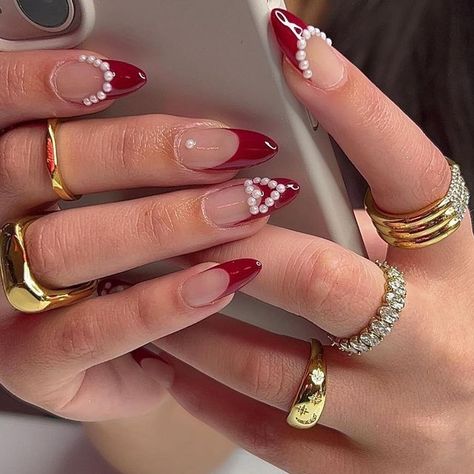 Red And Pearl Nails, Red Nails With Pearls, Kutek Disney, Unghie Sfumate, Manikur Kuku, Casual Nails, Pearl Nails, Soft Nails, Nagel Inspo