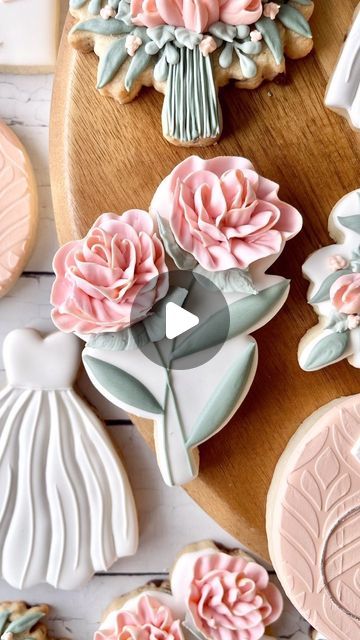 Floral Thank You Cookies Decorated, Iced Birthday Cookies, Rose Cookies Decorated Royal Icing, How To Make Royal Icing Flowers On Cookies, Making Royal Icing Flowers, Easy Spring Cookies Decorated, Royal Iced Cookies Ideas, Rose Cookies Decorated, Flowers On Cookies