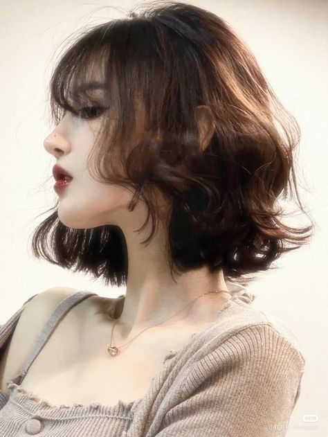 Asian Hair Wavy, Short Hair Fashion Outfits, Light Bangs, Medium Long Haircuts, Asian Short Hair, Peinados Fáciles Para Cabello Corto, Short Hair Styles For Round Faces, Pretty Skin, Mode Kpop