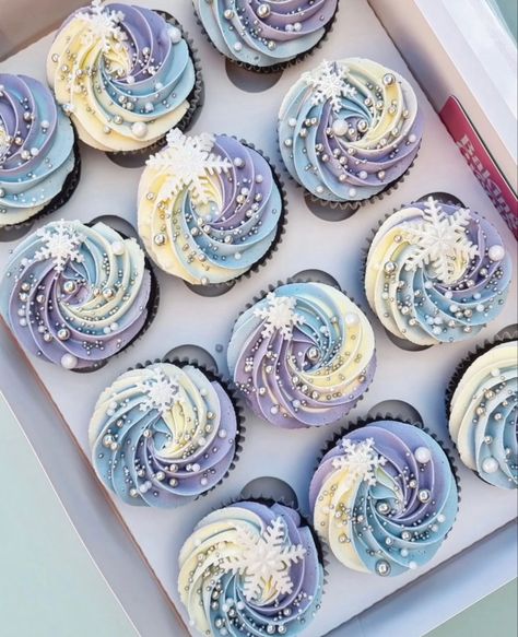 Elsa Food Ideas, Disney Frozen Cupcake Ideas, Winter Wonderland Cupcakes Blue, Blue And Purple Cupcake Ideas, Blue Purple Cupcakes, Frozen Birthday Cupcakes Ideas, Frozen Themed Cupcake Cake, Frozen Disney Desserts, Winter Birthday Cupcake Ideas