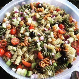 Rainbow Pasta Salad II Rainbow Pasta Salad, Salad Calories, Rainbow Pasta, Classic Macaroni Salad, Creamy Pasta Salads, Avocado Pasta Salad, Best Macaroni Salad, Easy Pasta Salad Recipe, Ambrosia Salad