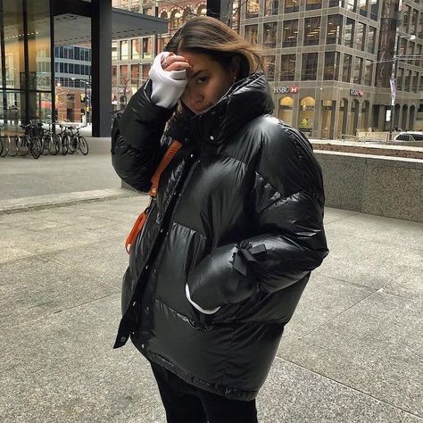 Shiny Black Puffer Jacket, Christmas In New York Outfits, Black Puffer Jacket Outfit, Temet Nosce, Ootd Autumn, Puffer Jacket Outfit, Cold Time, New York Outfits, Winter Outfits Cold