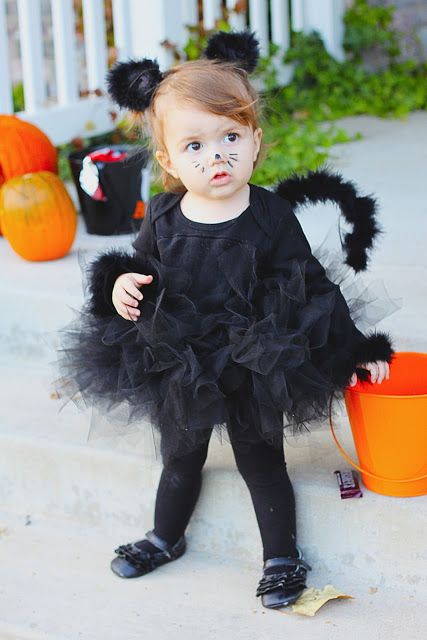 11 Easy DIY Toddler Halloween Costume Ideas you can make for your cute little one this weekend! Toddler Cat Costume, Disfarces Halloween, Cat Costume Kids, Diy Fantasia, Cat Costume Diy, Black Cat Costumes, Toddler Girl Halloween, Baby Kostüm, Diy Halloween Costumes For Kids