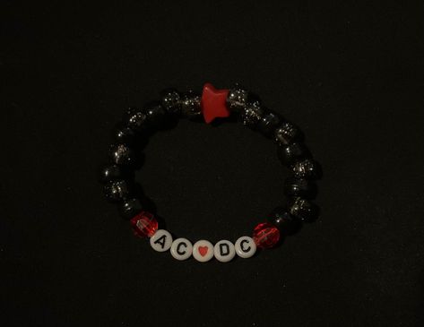 Rock Bead Bracelet, Queen Bracelet Band, Rock Band Bracelets, Metallica Bracelet, Band Bracelet Ideas, Acdc Band, Pulseras Kandi, Music Bracelet, Kandi Necklace