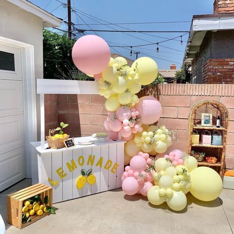 Lemonade Stand Balloon Arch, Lemonade Stand Birthday Party Ideas, Strawberry Lemonade Birthday Party, Lemonade Birthday Party Ideas, Lemonade Party Decorations, Yellow Balloon Garland, Lemonade Party Theme, Lemonade Stand Birthday Party, White Macaron