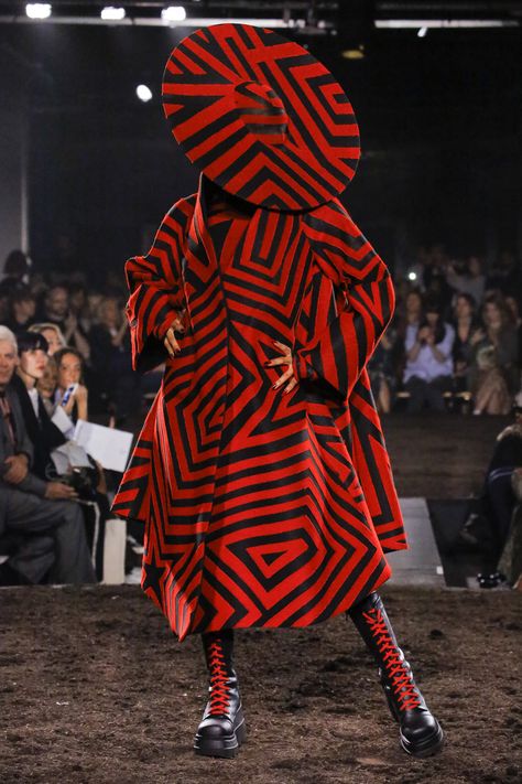 Gareth Pugh Spring 2019 Ready-to-Wear Fashion Show Collection: See the complete Gareth Pugh Spring 2019 Ready-to-Wear collection. Look 6 2019 Runway, Gareth Pugh, Futuristic Fashion, Avant Garde Fashion, Creation Couture, Persona 5, Fashion Show Collection, Cabaret, Op Art