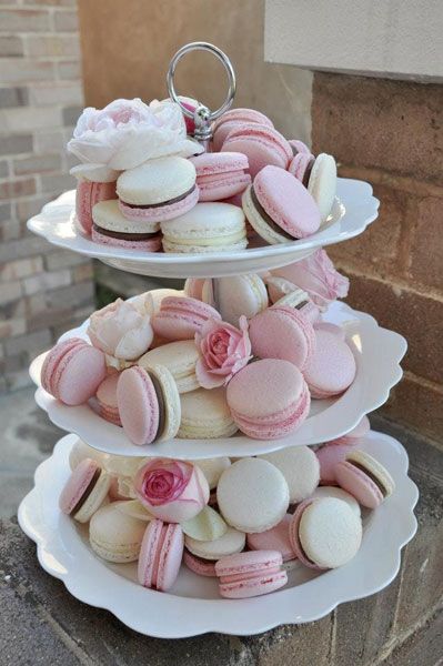 Macaron Set Up, Pink And White Macarons, Macaroon Stand Display, Pink And White Cookies, How To Display Macarons, Parisian Sweet 16, Display Macarons, Macarons Stand, Steven Universe Wedding