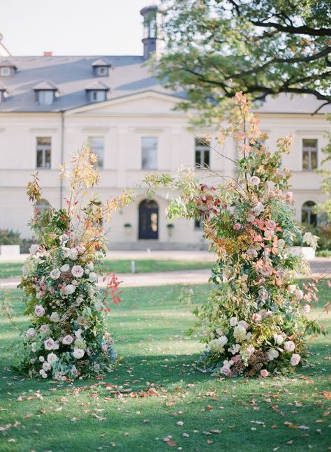 Rose Ceremony, Ceremony Design, Wedding Altars, Wedding Ceremony Backdrop, Wedding Aisle Decorations, Heart Of Europe, Wedding Ceremony Flowers, Ceremony Inspiration, Ceremony Arch