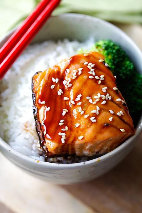 Salmon teriyaki in a Japanese bowl and served with a pair of chopsticks. Salmon With Teriyaki Sauce, Salmon Recipe Pan, Salmon Teriyaki, Baked Teriyaki Salmon, Salmon Teriyaki Recipe, Salmon Recipes Pan Seared, Teriyaki Recipe, Pan Fried Salmon, Rasa Malaysia