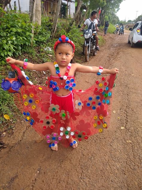 Recycled Costumes For Kids, Recycled Fashion Diy, Fancy Dress Diy, Recycled Costumes, Preschool Fine Motor Activities, Diy Preschool, Recycled Dress, Preschool Fine Motor, Fashion Vocabulary