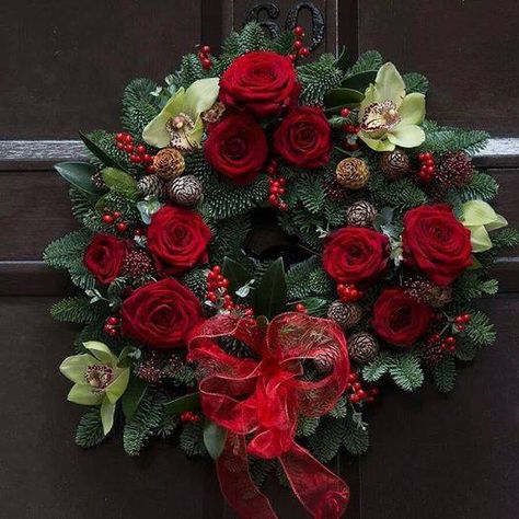 (25) Facebook Orchid Wreath, Christmas Wedding Flowers, Rosé Christmas, Red Christmas Decor, Christmas Decorations Wreaths, Christmas Door Wreaths, Gold Christmas Decorations, Welcome To My Page, Rose Wreath