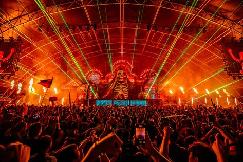 Insomniac Outdoes Itself for the Largest and Greatest Escape Halloween to Date Check more at https://smileshowcase.co/insomniac-outdoes-itself-for-the-largest-and-greatest-escape-halloween-to-date-event-review/ Escape Halloween, Halloween Outfits, Festival Season, Festival, Halloween