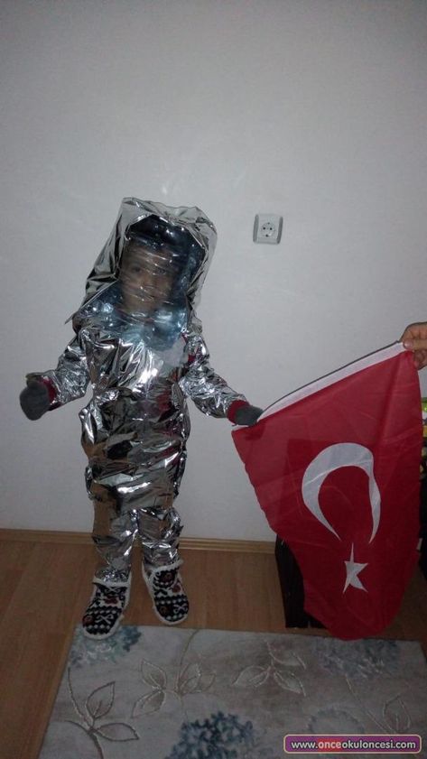 Velimin Hazırladığı Astronot Kostümü