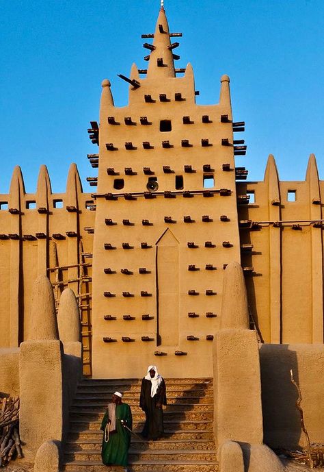 (3) Bayt Al Fann on Twitter: "2/ Great Mosque of Djenné, Mali, built 13th c. current structure 1907 World’s largest mud-brick building & finest example of Sudano-Sahelian architecture; characterised by its adobe plastering & wooden scaffolding. The walls are reconstructed with mud each April in a 1 day event https://t.co/bvydEnugXf" / Twitter Mosque Of Djenne, Great Mosque Of Djenné, Mali Aesthetic, Sahelian Architecture, Djenne Mali, Ancient Mali, Wooden Scaffolding, Africa Architecture, African Architecture