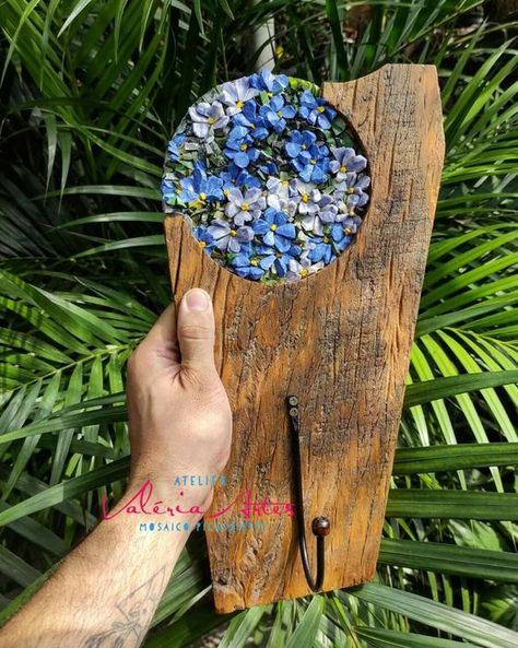 Mosaic On Wood, Mosaic Tiles Diy, Mosaic Furniture, Mosaic Art Diy, Mixed Media Mosaic, Mosaic Frame, Wood Pallet Art, Mosaic Art Projects, Mosaic Tile Art