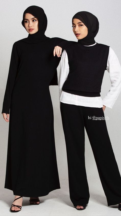 Outfit Foto Studio, Ootd Foto Studio, Ramadhan Photoshoot, Poto Studio, Black Outfit Hijab, Studio Photoshoot Ideas, Sisters Photoshoot Poses, Sisters Photoshoot, Studio Poses