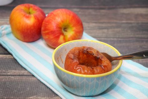 Baked Apples in the Microwave Microwave Baked Apples, Recipes Microwave, Microwave Apples, Easy Baked Apples, Baked Apple Dessert, Baked Apple Recipes, College Cooking, Calorie Snacks, Microwave Baking