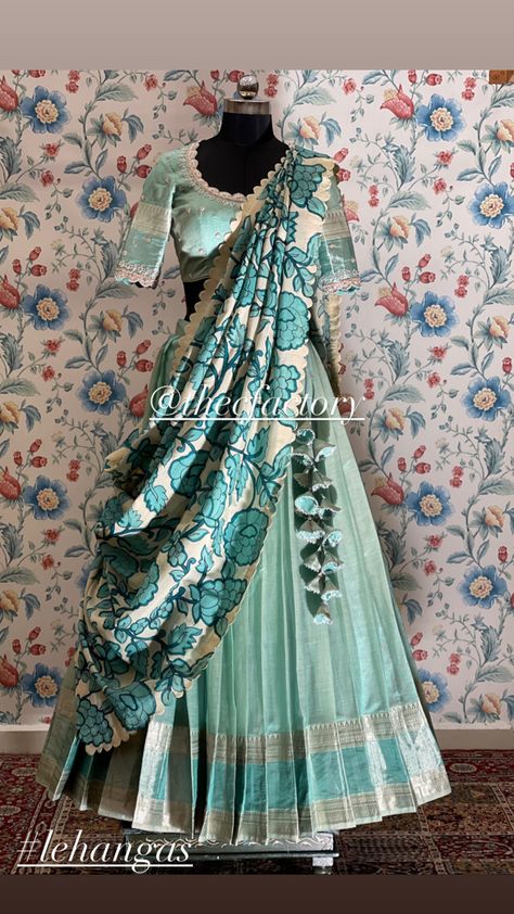 Kalamkari Pattu Half Saree Designs, Leghana With Saree, Lehenga Designs Kalamkari, Sarees Latest Trend, Mangalagiri Lehenga Designs, Mangalagiri Half Saree Designs, Kalamkari Lehenga Indian Weddings, Lehanga Blouses Designs Traditional, Langavoni Half Saree