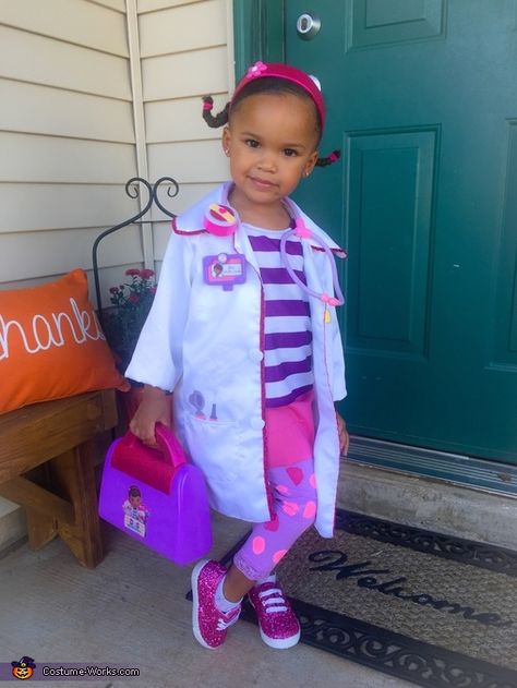 Doc Mcstuffins Halloween Costume, Doc Mcstuffins Outfit, Doc Mcstuffins Costume, Doctor Mcstuffins, Dario Gomez, Costume Last Minute, Last Minute Costume Ideas, Birthday Ladybug, Halloween Costume Toddler Girl