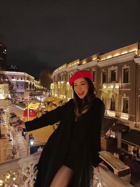 Red beret, black outfit, winter outfit, christmas lights, parisian style. Christmas Hat Aesthetic, Outfit With Beret Hat, Beret Aesthetic, Beret Hat Outfit, Boujee Baddie, Candid Photoshoot, Winter Outfit Aesthetic, Top Outfit Ideas, Blurry Aesthetic