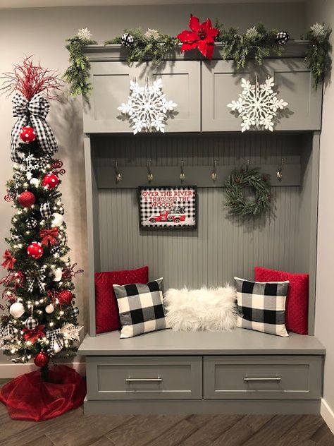 Plaid Christmas Decor, Buffalo Check Christmas, Christmas Decorations Bedroom, Friday Favorites, Christmas Bedroom, Buffalo Plaid Christmas, Christmas Room, Christmas Porch, Tree Ideas