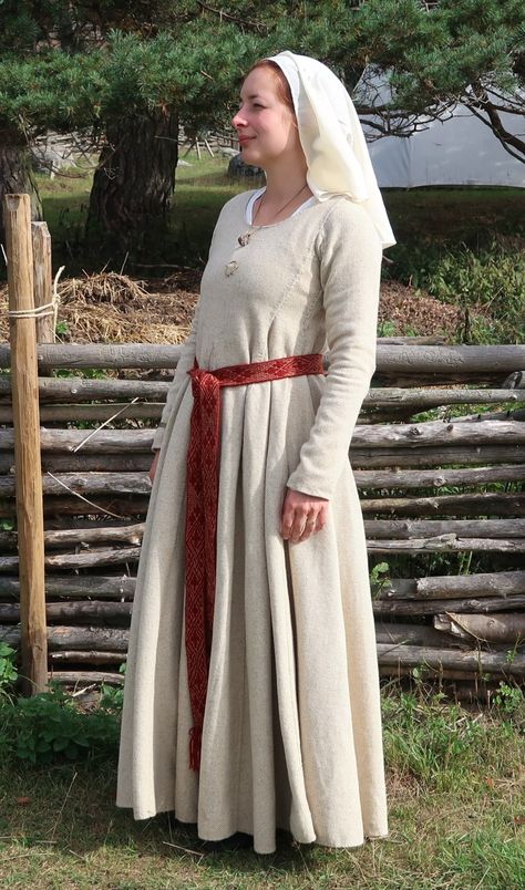 Easy ways to make your medieval clothing last longer | HANDCRAFTED HISTORY Medieval Costume Diy, Saxon Clothing, Anglo Saxon Clothing, Society For Creative Anachronism, Medieval Costumes, Medieval Garb, Medieval Dresses, Heavy Dresses, Medieval Clothes