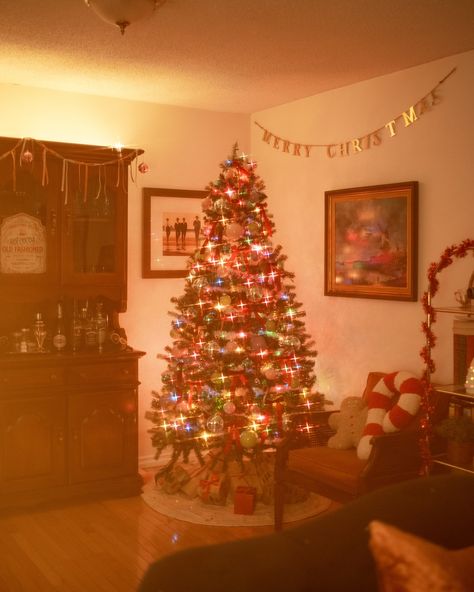 Cozy Setup, 60s Christmas, 1970s Christmas, 1960s Christmas, Birth Of Jesus Christ, 1970s Style, Making Spirits Bright, The Time Machine, Old Christmas