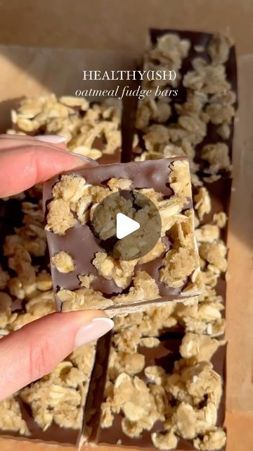 Healthy |easy|recipes on Instagram: "Oat Fudge Bars!😍 credit the owner @choosingchia   Welcome back to episode 17 of healthier easy snacks. These barely made it a day in my kitchen before they were all devoured.🤭 They’re oaty, fudgy and make the perfect little sweet treat or snack! Plus they’re a no bake recipe which is always a win. Full recipe is below!🩷  OAT FUDGE BARS  Ingredients:   3/4 cup oats 1/2 cup oat flour 1/4 tsp salt 3 tbsp maple syrup 1/3 cup refined coco oil  1/4 cup melted chocolate 1/4 cup cashew butter  How to:   Mix together the oats, oat flour, salt, maple syrup and coconut oil in a bowl until it forms a dough. If your dough is too dry, add a little more maple syrup and coconut oil. Line a loaf pan with parchment paper and add 2/3 of the oat mixture to the pan press Oat Fudge Bars, Oat Fudge, Oatmeal Fudge Bars, Healthy Easy Recipes, Coco Oil, No Bake Recipe, Fudge Bars, Oat Bars, Cashew Butter