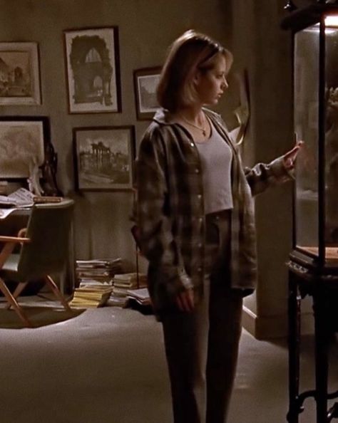 Buffy Summers Outfits Style, Iconic 80s Outfits, Vampire Slayer Outfits, Fashion Tv Shows, Buffy The Vampire Slayer Outfits, Finding My Style, Flannel Crop Top, 80s Outfits, Buffy Style