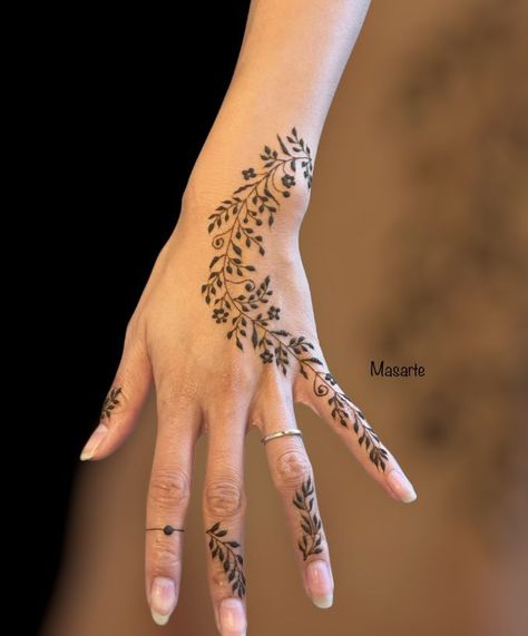 Small Henna Tattoos Wrist, Simple Mehendi Designs Front Hand, Mehendi Designs Front Hand, Dainty Hand Tattoos, Henna Motive, Mehndi Practice, Henna Designs Back, Back Hand Mehndi Design, Simple Mehandi