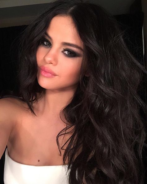 “Look #GoodForYou  @selenagomez #JingleBall2015 #bts” Selena Gomez Makeup, Selena Gomez Hair, Natural Hairstyle, Long Dark Hair, Makijaż Smokey Eye, Marie Gomez, Celebrity Beauty, Celebrity Makeup, Kourtney Kardashian