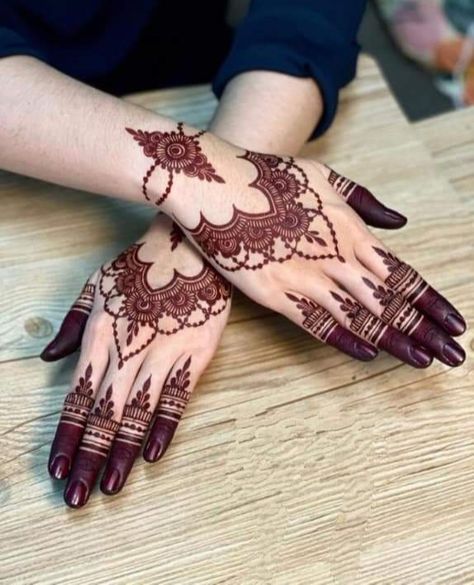 Mehndi ✨Heena ✨ Red Mehndi, Motif Henna, Mehndi Design For Kids, Wedding Pelamin, Beautiful Simple Mehndi Design, Simple Mehendi Designs, Red Henna, Henna Wedding, Eid Henna