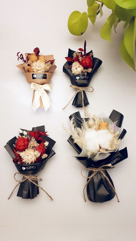 Item Bouquet, Tiny Bouquet, Grad Party Favors, Mini Bouquets, Dried Flower Bouquets, 8 Martie, Flower Bouquet Diy, Special Events Decor, Flowers Bouquet Gift