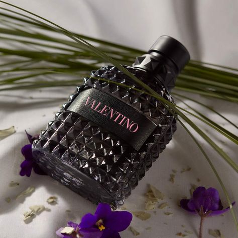 Born In Roma Intense, Valentino Uomo Born In Roma, Valentino Born In Roma, Born In Roma, Household Gifts, Masculine Fragrance, Men's Fragrance, Grooming Routine, Fresh Fragrances