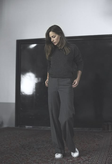 Sweater & slacks, Filippa K. Style Désinvolte Chic, Grey Slacks, Sneakers Fashion Outfits, Looks Street Style, Minimal Chic, Mode Inspo, Looks Chic, 가을 패션, Mode Inspiration