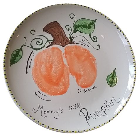 Baby bum pumpkin print created by staff at Color Me Mine Lehigh Valley Clay Imprints, Baby Hand And Foot Prints, Baby Footprint Crafts, Art Garage, Hallowen Ideas, Baby Art Projects, Footprint Crafts, Baby First Halloween, Baby Plates