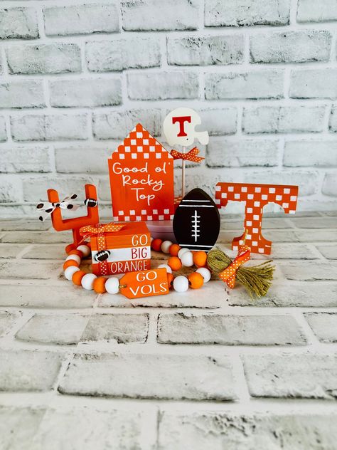 College Football Decor, Tn Vols Football, Tennessee Crafts, Vols Football, Wood Books, Tn Vols, Football Decor, Football Wreath, Go Vols