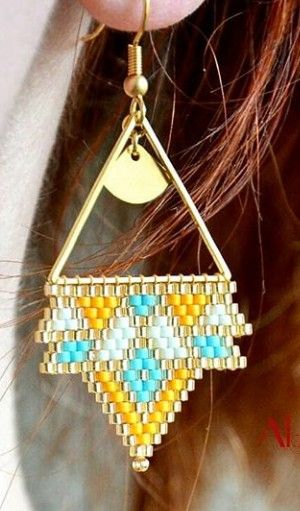 Triangle Brick Stitch, Triangle Brick, Beaded Jewelry Pattern, Seed Bead Jewelry Patterns, Stitch Jewelry, Beads Craft Jewelry, Beaded Earrings Diy, Brick Stitch Earrings, Brick Stitch Pattern