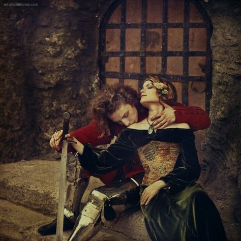 Medieval Romance, 얼굴 드로잉, Fantasy Couples, Medieval Clothing, Romantic Art, Fantasy Romance, Medieval Art, Classical Art, Medieval Fantasy