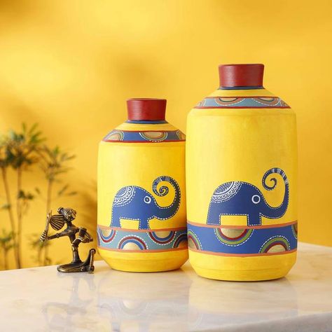 Hand Painted Bottles, Wedding House, Terracotta Vase, Painted Pots Diy, Glass Bottle Diy, Diy Glass Bottle Crafts, Glass Bottles Art, Pottery Painting Designs, Painted Wine Bottles