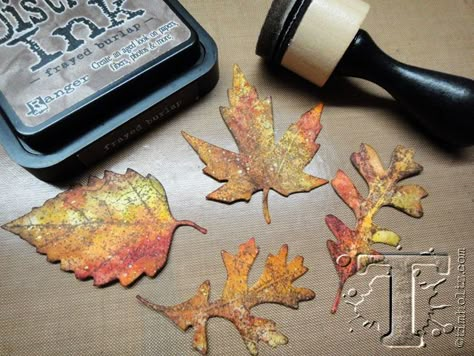 How to create realistic looking fall leaves with Distress Inks Distress Ink Techniques, Timmy Time, Paper Craft Techniques, Tim Holtz Distress Ink, Stamp Tutorial, Leaf Cards, Card Making Tips, Scrapbooking Techniques, Colouring Techniques