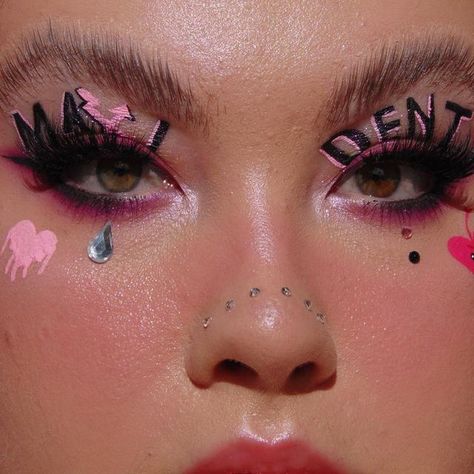 Cheek Makeup Art, Maniac Skz Inspired Makeup, Magenta Eyeliner, Pink Heart Makeup Aesthetic, Pink Graphic Liner Makeup, Pink And Black Graphic Eyeliner, Kids Maxi, Rhinestone Makeup, Neon Makeup