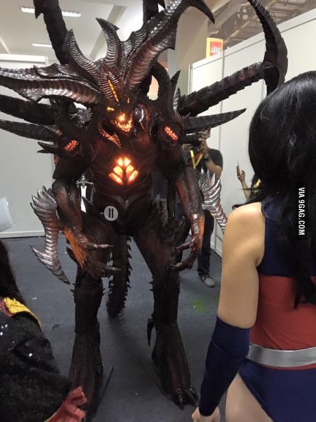 Prime Evil Diablo Cosplay. This was all EVA foam. *bows down* Diablo Cosplay, Demon Costume, Armadura Cosplay, Luis Royo, Cosplay Armor, Epic Cosplay, Cosplay Diy, Cosplay Tips, Amazing Cosplay