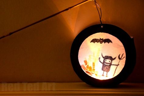 Paper Plate Crafts - Lantern for kids Paper Plate Lantern, Paper Plate Halloween Crafts, Paper Plate Christmas Crafts, Paper Plate Halloween, Homemade Lanterns, Prek Crafts, Tissue Paper Crafts, Halloween And Fall, Halloween Lanterns